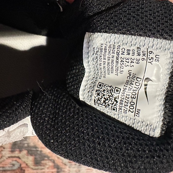 Nike Team Hustle Youth Sneakers - Picture 3 of 4